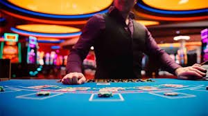 Meja Casino Hold'em live jurus308 dengan dealer profesional dan kartu-kartu komunal